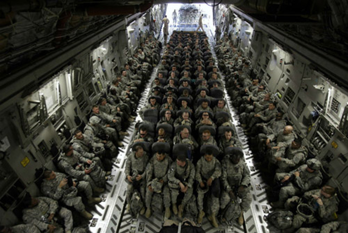 Sau 7 năm tham chiến, những lính Mỹ hoàn thành nghĩa vụ được đưa trở về nhà. Lữ đoàn 1, sư đoàn bộ binh thứ 3 là đơn vị đầu tiên được rời Baghdad. Bức ảnh được chụp tháng 11/2010.