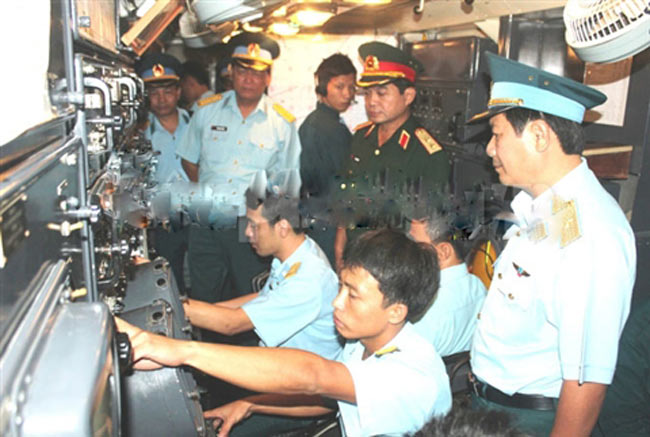   Tại trung khu điều khiển, đội ngũ trực chiến theo dõi mục tiêu qua màn hình.