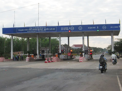 Bộ trưởng Đinh La Thăng đã hứa bỏ nhưng trạm thu phí Định Quán vẫn thu tiền với ô tô