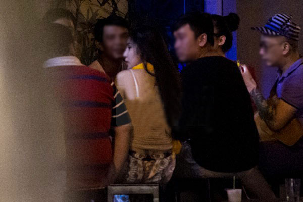        Thủy Tiên diện trang phục đời thường khá giản dị, khoác thêm chiếc khăn màu vàng và tự lái xe đi uống trà đá
