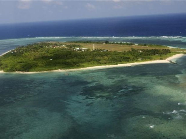 Tàu quân sự Trung Quốc đã lợi dụng lúc đêm tối để đột nhập và đổ vật liệu xây dựng trái phép lên một trong số 10 điểm (7 đảo và 3 bãi san hô) thuộc nhóm đảo Thị Tứ nằm trong quần đảo Trường Sa, 10 điểm đảo này hiện do phía Philippines kiểm soát.