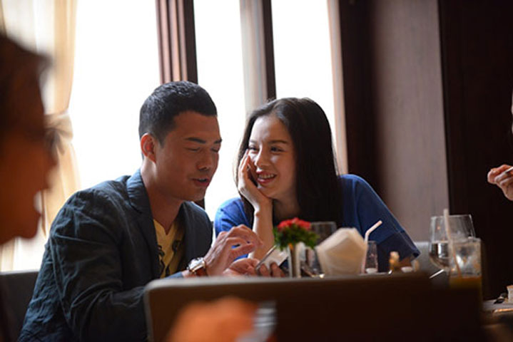 Lý Nhã Kỳ khoe ảnh cô và Tạ Thiên Hoa - người từng bị báo chí Hong Kong nghi vấn dẫn cô vào khách sạn năm ngoái có cuộc hẹn hò thân mật trong một tiệm cà phê trong lần cô sang Hong Kong công tác. 