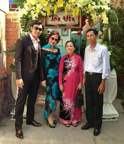 Vũ Hoàng Việt cùng Yvonne Thúy Hoàng chụp hình cùng bố mẹ anh