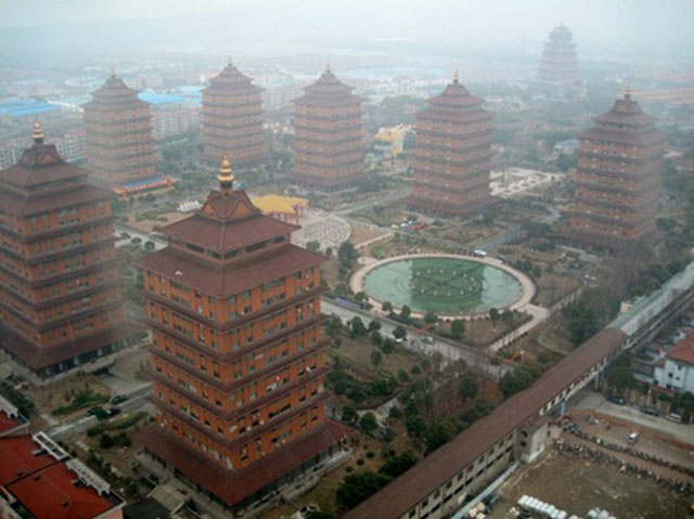 Hình ảnh thể hiện sự giàu có của ngôi làng Hoa Tây, Trung Quốc. (Tổng hợp từ VNE, AFP).