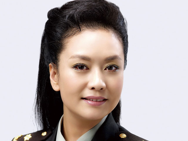 Bà Bành Lệ Viện là người vợ thứ hai của ông Tập Cận Bình. Họ có với nhau một cô con gái đang theo học ở trường Đại học danh tiếng Harvard của Mỹ. Trước đó, ông Tập Cận Bình đã ly dị người vợ đầu là con gái của một nhà ngoại giao.