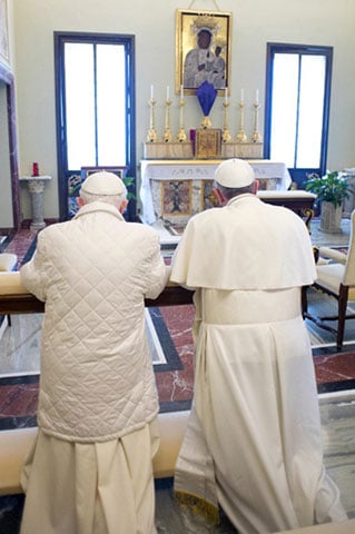  Giáo hoàng Francis, 76 tuổi và Giáo hoàng danh dự Benedict XVI, 85 tuổi, có phong cách khác nhau nhưng tương đồng ở những vấn đề cốt lõi về giáo lý và định hướng cho Giáo hội. Giáo hoàng Francis bày tỏ lòng kính trọng với người tiền nhiệm của mình. (Nguồn: VNE/AFP)