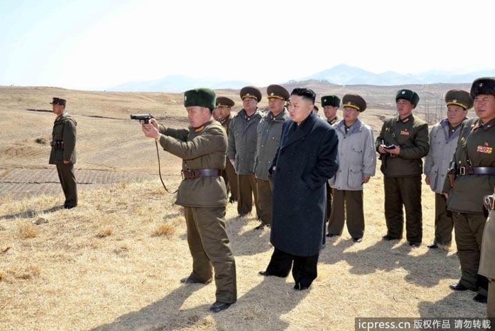 Kim Jong-un trực tiếp giám sát bắn, kiểm tra kết quả huấn luyện kỹ năng bắn súng ngắn của binh lính, sĩ quan 