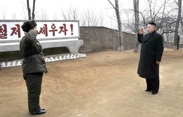 Chỉ huy đơn vị đặc nhiệm quân sự 1973 Bắc Triều Tiên chào báo cáo Nguyên soái Kim Jong-un.