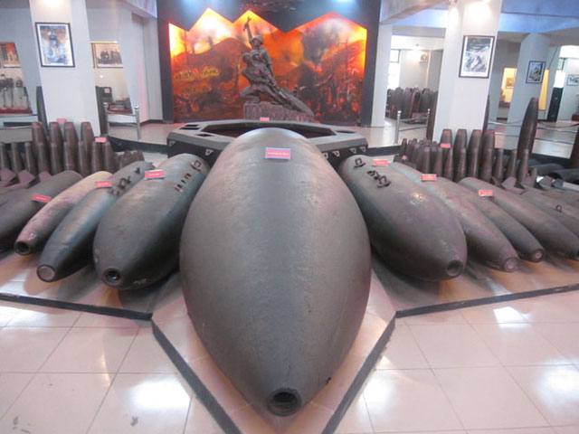 Bên cạnh quả thủy lôi là quả bom được cho là “lớn nhất Việt Nam” với khối lượng gần 7 tấn (còn được biết đến với tên 