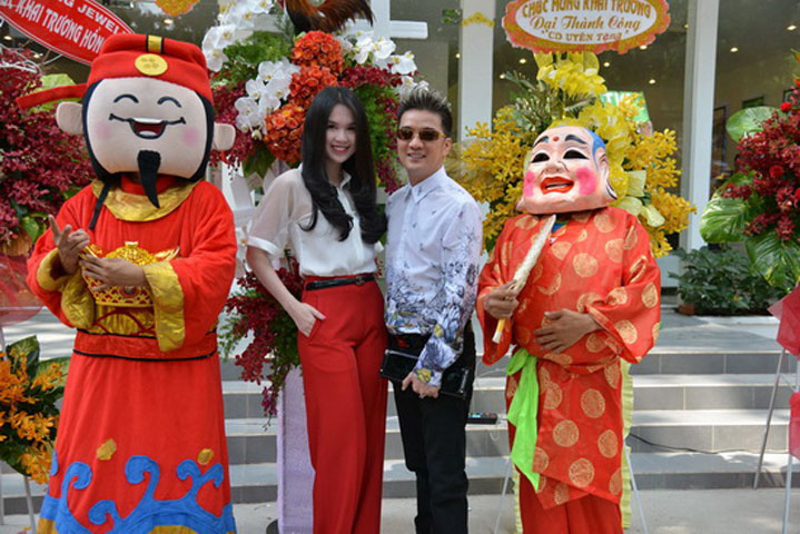  Cả hai dành khá nhiều thời gian cho việc thăm hỏi, chuyện trò riêng tư trước khi đứng tạo dáng trước máy chụp hình. Không những vậy, Đàm Vĩnh Hưng còn dành cho Ngọc Trinh nhiều những cử chỉ thân tình.