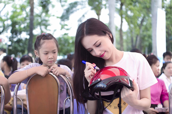  Mai Phương Thúy đã có mặt từ 6h sáng ngày 24/3 để dự ngày hội 