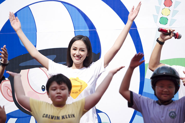   Mai Phương Thúy còn hăng hái tham gia màn flashmob cùng trẻ em để tuyên truyền về an toàn giao thông