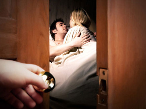   Pháp luật không xử lý hành vi tình dục tự nguyện của hai người mà chỉ xử lý hành vi chung sống như vợ chồng với người khác.