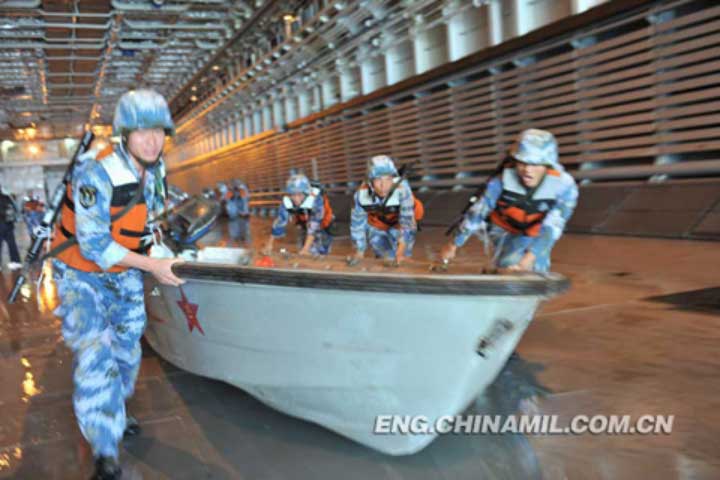 Truyền thông Trung Quốc hôm nay đăng tải những hình ảnh của cuộc tuần tra và huấn luyện chiến đấu tại vùng biển tây Thái Bình Dương và khu vực Biển Đông. Ảnh: Chinamil