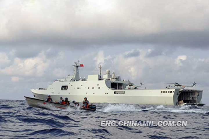 Cuộc diễn tập lần này của Trung Quốc gồm 4 tàu chiến gồm Hoành Thủy 572, tàu hộ vệ đạn đạo Lan Châu 170, Ngọc Lâm 569 và tàu đổ bộ Tỉnh Cương Sơn 999. Trong ảnh, các tàu nhỏ chui ra khỏi tàu mẹ Tỉnh Cương Sơn. Ảnh: Chinamil