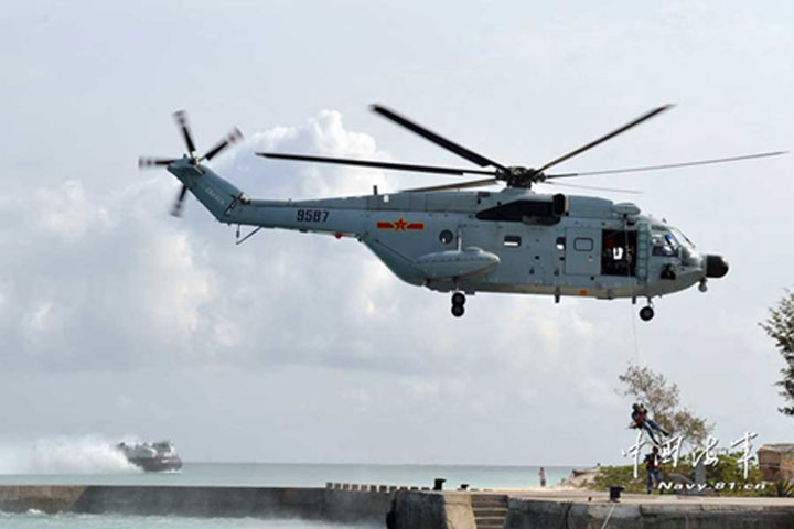 Cùng với các tàu hải quân, máy bay trực thăng Z-9 đưa các binh sĩ tiếp cận đảo trong cuộc diễn tập giả định. Ảnh: Chinamil