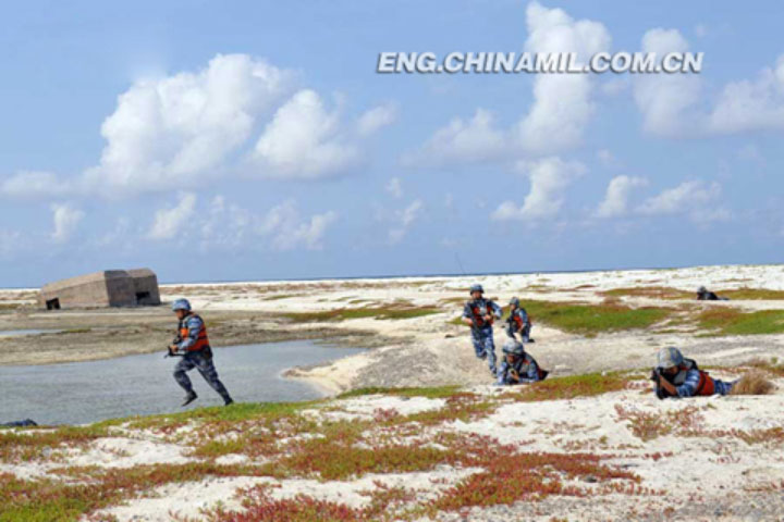 Hạm đội hải quân Trung Quốc diễn tập đổ bộ lên đảo được ký hiệu là đảo D. Ảnh: Chinamil