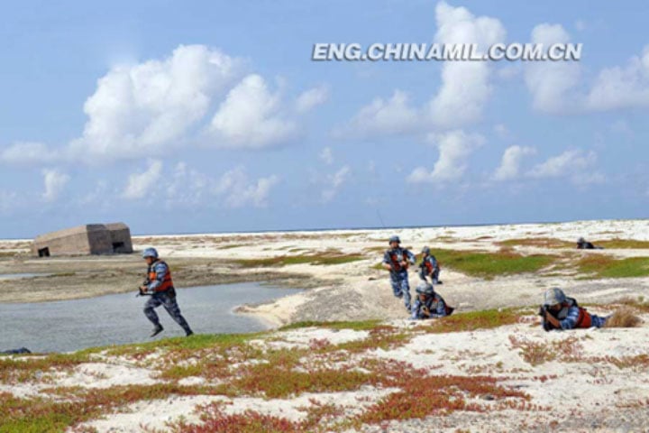 Hạm đội hải quân Trung Quốc diễn tập đổ bộ lên đảo được ký hiệu là đảo D. Ảnh: Chinamil