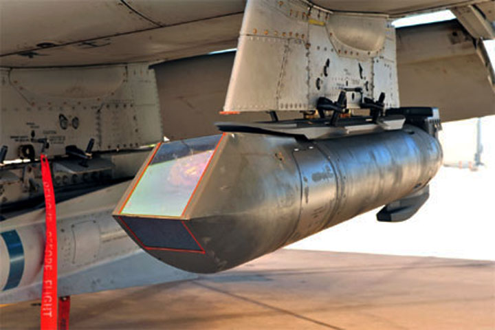  Việc lắp đặt hệ thống ngắm bắn mục tiêu Sniper giúp B-52H Stratofortress tăng khả năng hiệp đồng với lực lượng lục quân và bắn phá mục tiêu qua hệ thống bom dẫn đường bằng laser.