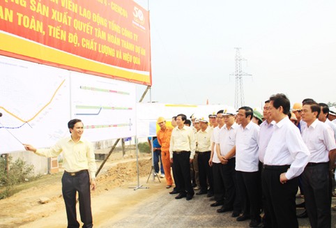 Thủ tướng Chính phủ Nguyễn Tấn Dũng cùng đoàn công tác và lãnh đạo tỉnh nghe chủ đầu tư báo cáo công tác GPMB và tiến độ thi công