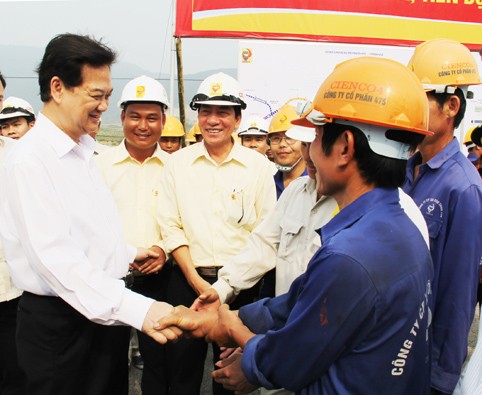 Thủ tướng Chính phủ Nguyễn Tấn Dũng nói chuyện với CBCNV Công ty CP 475 (Cenco4)