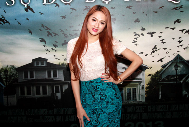 Tối 26/3, giọng ca chuyển giới Hương Giang diện váy ren kín đáo, dịu dàng khoe sắc trong buổi ra mắt phim mới tại TP HCM.