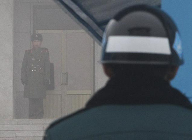 Việc cắt đường dây nóng đã được một quan chức quân đội Triều Tiên báo cho người đồng cấp Hàn Quốc biết,   trước khi hình thức liên lạc này bị hủy. 