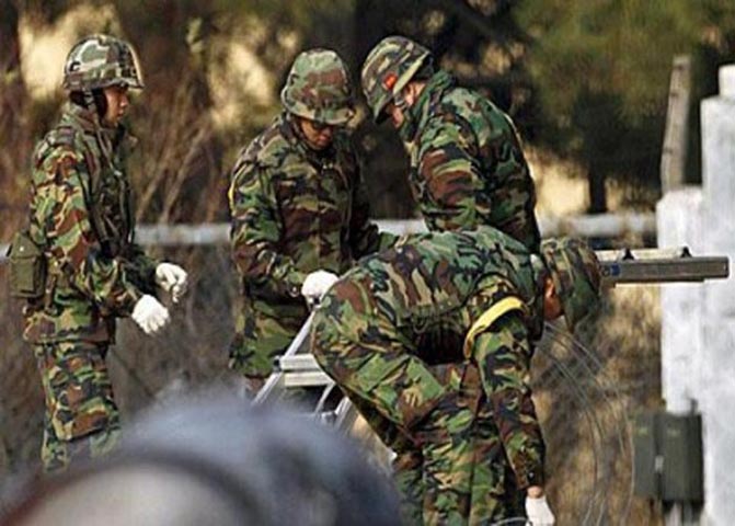 Theo nguồn tin trên, một binh sĩ hàn Quốc đã ném một quả lựu đạn vào đối tượng không xác định đang di chuyển ở hàng rào biên giới sau khi phát hiện ra nó trong lúc đi tuần tra tại khu vực Hwacheon, cách phía đông bắc thủ đô Seoul khoảng 118 km, vào lúc 2h30 sáng ngày hôm nay. 