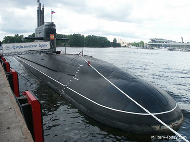 Con tàu đầu tiên được nhà máy đóng tàu Admiralty ở St. Petersburg đóng năm 1997, hoàn thành năm 2004. Tuy nhiên, quá trình chạy thử cho thấy con tàu đầu tiên không có được những đặc trưng kỹ thuật như đã đăng ký, khiến kế hoạch đóng các tàu tiếp theo bị đình chỉ một thời gian. Sau khi thay đổi một số chi tiết trong thiết kế, nhà máy Admiralty tiếp tục đóng con tàu thứ hai của đề án 677 và dự kiến chuyển giao cho hạm đội Baltic của hải quân Nga vào năm 2016. Theo kế hoạch, Nga sẽ đóng tổng cộng 8 tàu lớp Lada. Ảnh: Military-today
