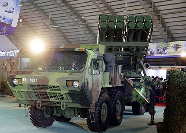  Lôi Đình 2000 được Viện khoa học Trung Sơn bắt tay vào nghiên cứu chế tạo từ năm 1997. Vào tháng 9 năm ngoái Bộ chỉ huy pháo binh số 21 thuộc trung đoàn lục quân số 6 - lục quân Đài Loan đã tiếp nhận 50 hệ thống phóng rocket nhiều nòng trên xe cơ động có tổng giá trị 483 triệu USD.