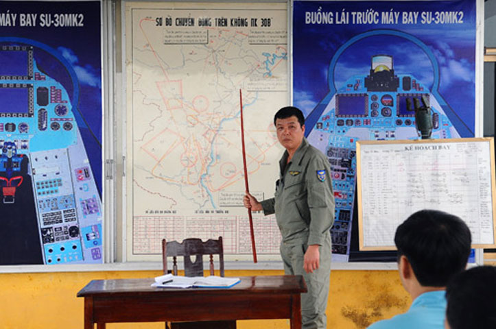 Trước buổi bay luyện tập, Đại tá Phạm Như Xuân - Trung đoàn trưởng 923 hướng dẫn và giao nhiệm vụ cho các tổ bay thực hiện nghiêm ngặt các thao tác, quy trình.