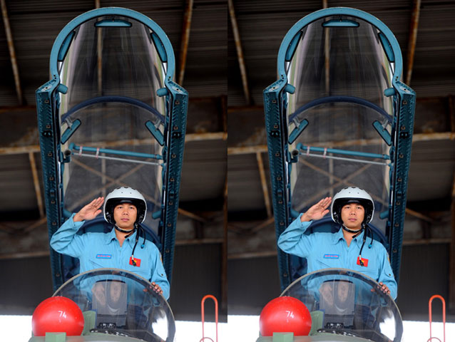 Phi công Nguyễn Duy Hùng (29 tuổi) trước giờ cất cánh. Anh Hùng là một trong 9 phi công trẻ thế hệ 8x của Trung đoàn được lái máy bay chiến đấu SU-30MK2.