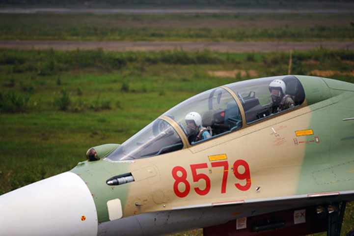 Su-30MK2 có 2 buồng lái, mỗi buồng một phi công làm các nhiệm vụ khác nhau.