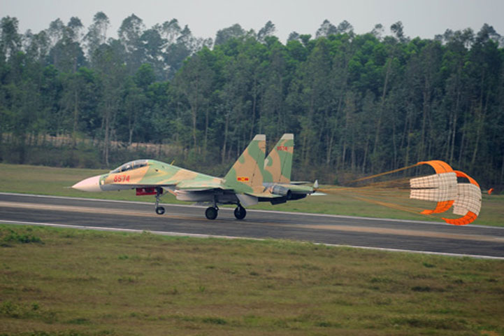 Hoàn thành buổi bay, Su-30 bung dù để giảm tốc khi hạ cánh.