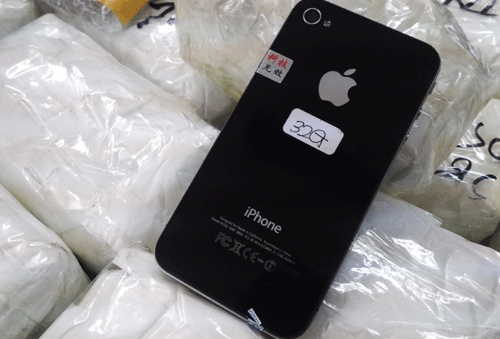 Một chiếc iPhone 4 trong lô hàng lậu - Ảnh: Hà An