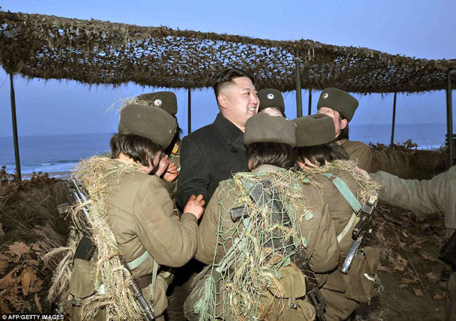  Sau khi trực tiếp chỉ huy cuộc diễn tập đổ bộ và chống đổ bộ hôm 25/3, nhà lãnh đạo Triều Tiên Kim Jong-un đã trực tiếp gặp gỡ nhóm nữ binh sĩ điều khiển pháo và dành cho họ nhiều lời khen ngợi. Các nữ binh sĩ điều khiển pháo binh Triều Tiên khóc khi được gặp nhà lãnh đạo Kim Jong-un.