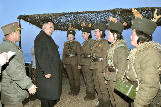  Theo Times, các nữ binh sĩ thuộc Trung đội 1, Đơn vị 324 cũng đã trực tiếp tham gia cuộc tập trận bắn đạn pháo chống lại kẻ địch giả định đang tiến tới gần trong cuộc tập trận chống đổ bộ. Ông Kim Jong-un hết lời khen ngợi các nữ binh sĩ sau cuộc tập trận.