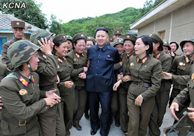 Tháng 8 năm ngoái, ông Kim Jong-un cũng có chuyến thị sát đơn vị bộ đội của Triều Tiên khiến các nữ binh sĩ hết sức xúc động và không ngừng bày tỏ tình cảm mến yêu với nhà lãnh đạo. 