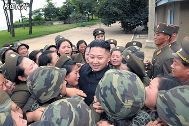 Ông Kim Jong-un tới thăm một công ty quân đội trực thuộc Đơn vị tác chiến KPA 4302 và được các binh sĩ ở đây chào đón nhiệt tình. Các nữ binh sĩ không kìm được nước mắt trước sự xuất hiện của nhà lãnh đạo tối cao.