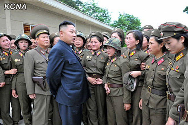  Ông Kim Jong-un biểu dương hoạt động của các nữ chiến sĩ nơi tiền tiêu phía đông, động viên đơn vị tiếp tục chung sức với nhà lãnh đạo để bảo vệ, xây dựng đất nước.