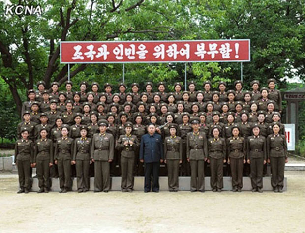 Ông Kim Jong-un chụp ảnh lưu niệm cùng các binh sĩ sau chuyến thăm.