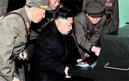 Nhà lãnh đạo Triều Tiên, ông Kim Jong Un, đang xem màn hình máy vi tính - Ảnh: NK News.