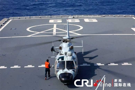 Trực thăng của hải quân Trung Quốc hạ cánh trên boong tàu .