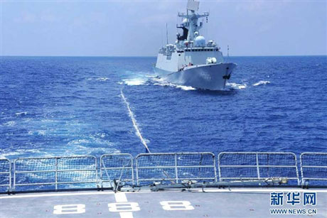 Một tàu của Hạm đội Nam Hải (Trung Quốc) tiếp nhiên liệu.