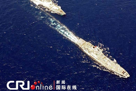 Hai tàu Trung Quốc diễu võ giương oai trên Biển Đông.
