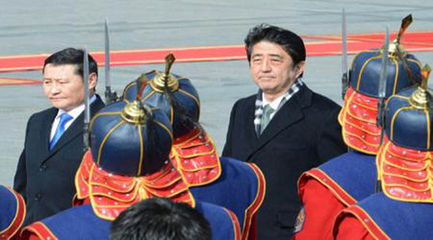 Trong một diễn biến khác, Thủ tướng Shinzo Abe vừa tìm kiếm sự ủng hộ của Mông Cổ trong cuộc tranh chấp một chuỗi đảo giữa Tokyo và Bắc Kinh, và vấn đề hạt nhân Triều Tiên. 