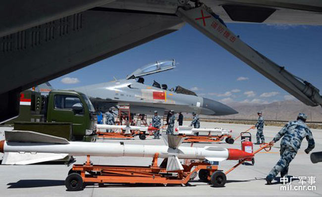 Su-27 được coi là đối thủ trực tiếp đối với máy bay chiến đấu thế hệ thứ 4 của Mỹ Egale F-15. Su-27 có tầm bay 3.530 km, được trang bị vũ khí hạng nặng, kỹ thuật điện tử tinh vi và khả năng cơ động cao.