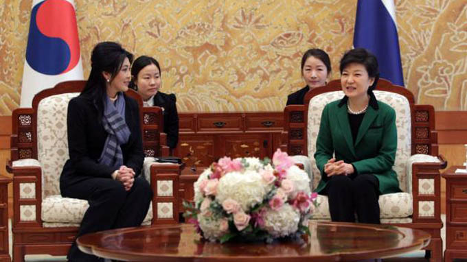 Thủ tướng Yingluck Shinawatra (trái) trong lần gặp gỡ Tổng thống Hàn Quốc Park Geun Hye tháng 2-2013 - Ảnh: The Nation