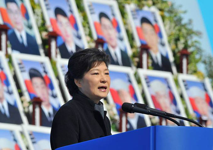 Tổng thống Hàn Quốc - bà Park Geun-hye hôm nay tuyên bố sẽ đáp trả mạnh mẽ với bất kỳ hành động khiêu khích nào của Triều Tiên, sau khi Bình Nhưỡng tuyên bố hai nước ở trong tình trạng chiến tranh. Tuyên bố của tổng thống Hàn Quốc được đưa ra vào thời điểm quốc hội Triều Tiên tổ chức phiên họp hàng năm và một ngày sau khi lãnh đạo đảng cầm quyền Triều Tiên nói sẽ bảo lưu quyền sở hữu vũ khí hạt nhân trong luật của nước mình.