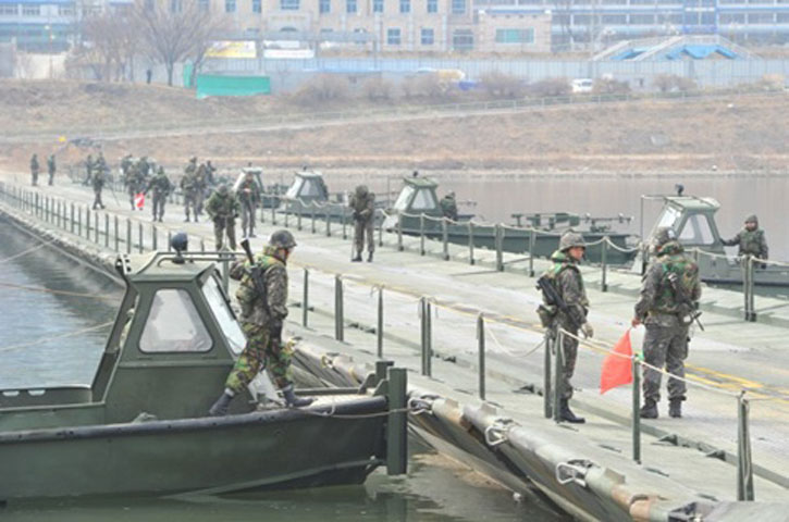 Một cây cầu tạm được lắp đặt để phục vụ cuộc tập trận. Ảnh: AFP